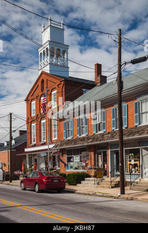 USA, Pennsylvania, Pennsylvania Dutch Country, Strasburg, Blick auf die Stadt mit Odd Fellows Hall Stockfoto