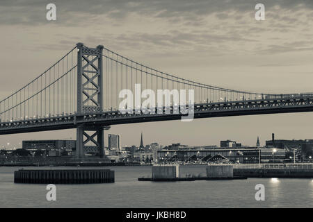 Benjamin Franklin Brücke über den Delaware River, Philadelphia, Pennsylvania, USA der Morgendämmerung Stockfoto