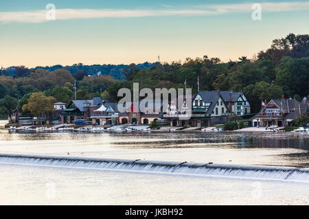 Abenddämmerung Boathouse Row am Fluss Schuylkill, Philadelphia, Pennsylvania, USA Stockfoto