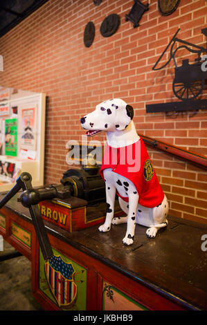 USA, Pennsylvania, Philadelphia, Firemens Hall Museum, Statue von Firemen es Lieblingshund, der Dalmatiner Stockfoto