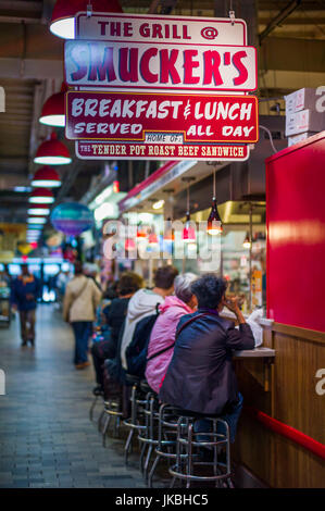 USA, Pennsylvania, Philadelphia, Reading Terminal Market, Lebensmittel-Markt-Interieur Stockfoto