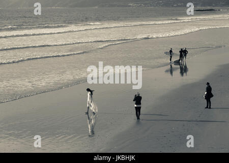 USA, California, Los Angeles, Venedig, erhöhte Strandblick von Menschen am Strand von Venice Pier Stockfoto