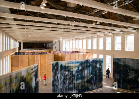 USA, Massachusetts, Mass MOCA, North Adams, Massachusetts Museum of Contemporary Art, ehemaligen Mühlengebäuden Kunstmuseum, umgebaut Ausstellung der Kunst von Izhar Patkin, erhöhten Blick Stockfoto