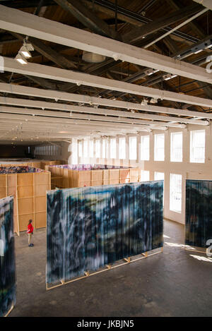 USA, Massachusetts, Mass MOCA, North Adams, Massachusetts Museum of Contemporary Art, ehemaligen Mühlengebäuden Kunstmuseum, umgebaut Ausstellung der Kunst von Izhar Patkin, erhöhten Blick Stockfoto