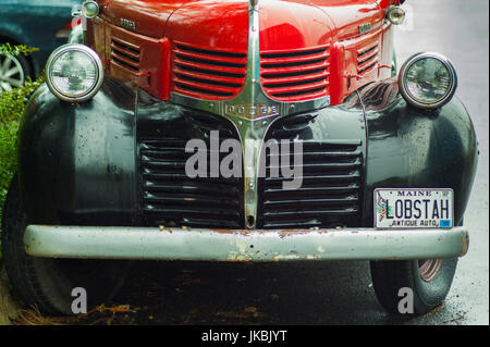 USA, Maine, Mount Desert Island, Bernard, 1940er-Jahre-Ära Dodge Pickup-Truck mit Lobstah Kennzeichen Stockfoto