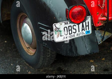 USA, Maine, Mount Desert Island, Bernard, 1940er-Jahre-Ära Dodge Pickup-Truck mit Lobstah Kennzeichen Stockfoto