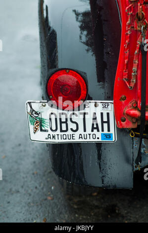 USA, Maine, Mount Desert Island, Bernard, 1940er-Jahre-Ära Dodge Pickup-Truck mit Lobstah Kennzeichen Stockfoto