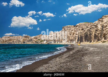 Vlichada Strand, Cycladen Inseln, Griechenland. Griechische schwarze Sandstrand in Santorini Stockfoto