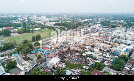 Alte Gemeinde nach Hause nach Brand in der Hauptstadt in der Nähe von Wahrzeichen der Innenstadt "Phra Prang Sam Yot' in Lop Buri Thailand, Ansicht von oben und nehmen von Drohne Stockfoto