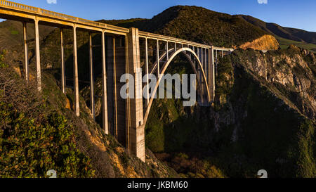 Ein schönes Bild von der Vorderseite der Brücke Stockfoto