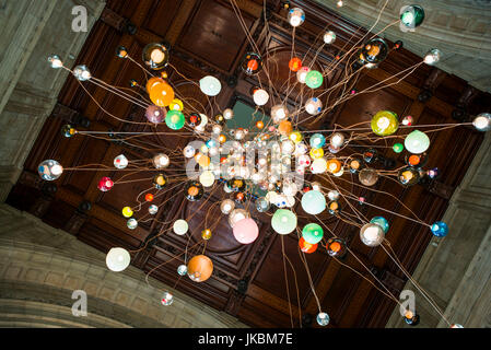 England, London, South Kensington, das Victoria und Albert Museum, Haupteingang Decke Glasskulptur von Dale Chihuly Stockfoto