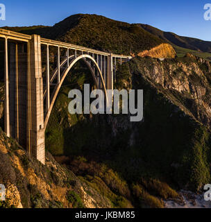 Quadratische Aufnahme der Brücke mit der Küste Stockfoto