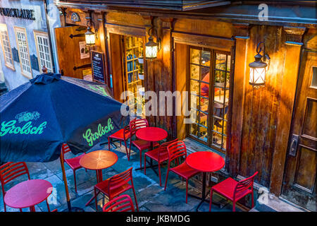 Quebec Stadt, Kanada - 31. Mai 2017: Restaurant mit Grolsch Zeichen und rote Stühle im Freien während der blauen Stunde durch die untere Altstadt Straße namens Rue du Petit Stockfoto