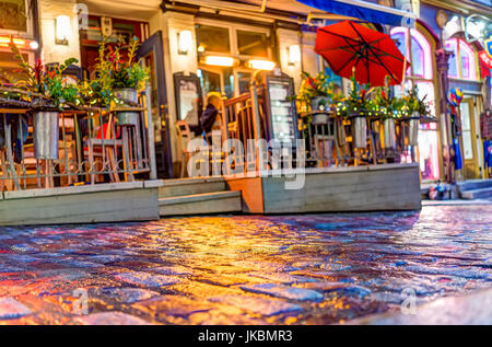 Quebec Stadt, Kanada - 31. Mai 2017: Bunte Straße mit Kopfsteinpflaster während der blauen Stunde durch die untere Altstadt Straße Rue Sous Fort mit Restaurant Stockfoto