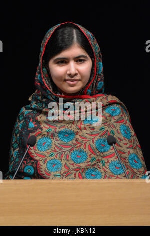 Malala Yousafzai befasst sich die Weltpresse über ihre Vergabe von den Friedensnobelpreis in der Library of Birmingham im Oktober 2014. Stockfoto