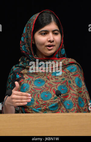 Malala Yousafzai befasst sich die Weltpresse über ihre Vergabe von den Friedensnobelpreis in der Library of Birmingham im Oktober 2014. Stockfoto