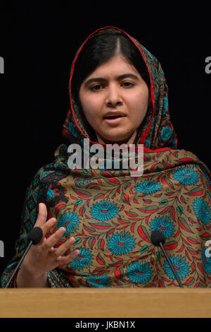 Malala Yousafzai befasst sich die Weltpresse über ihre Vergabe von den Friedensnobelpreis in der Library of Birmingham im Oktober 2014. Stockfoto