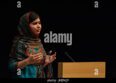 Malala Yousafzai befasst sich die Weltpresse über ihre Vergabe von den Friedensnobelpreis in der Library of Birmingham im Oktober 2014. Stockfoto