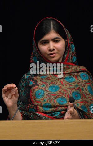 Malala Yousafzai befasst sich die Weltpresse über ihre Vergabe von den Friedensnobelpreis in der Library of Birmingham im Oktober 2014. Stockfoto