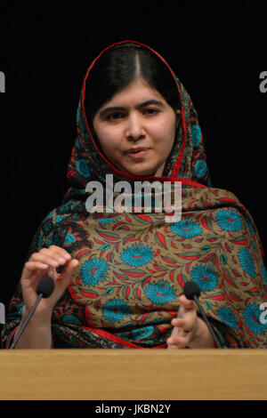 Malala Yousafzai befasst sich die Weltpresse über ihre Vergabe von den Friedensnobelpreis in der Library of Birmingham im Oktober 2014. Stockfoto