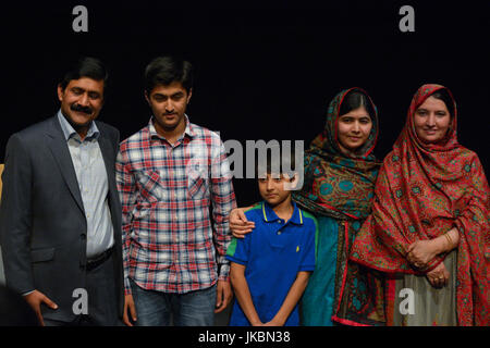 Malala Yousafzai befasst sich die Weltpresse über ihre Vergabe von den Friedensnobelpreis in der Library of Birmingham im Oktober 2014. Stockfoto