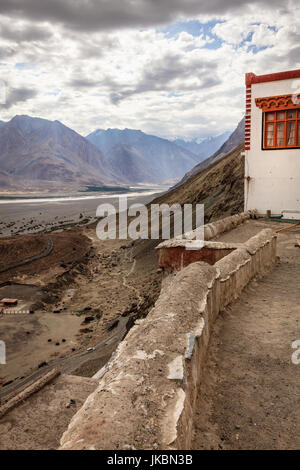 Blick ins Nubra Valley von Diskit buddhistisches Kloster in Kaschmir, Indien Stockfoto