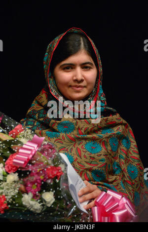 Malala Yousafzai befasst sich die Weltpresse über ihre Vergabe von den Friedensnobelpreis in der Library of Birmingham im Oktober 2014. Stockfoto