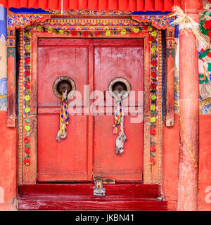 Traditionelle tibetische Türen Diskit Kloster in Ladakh, Kaschmir, Indien Stockfoto