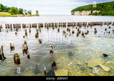 Reste der Docks in Fayette historischen Townsite in Michigan Stockfoto