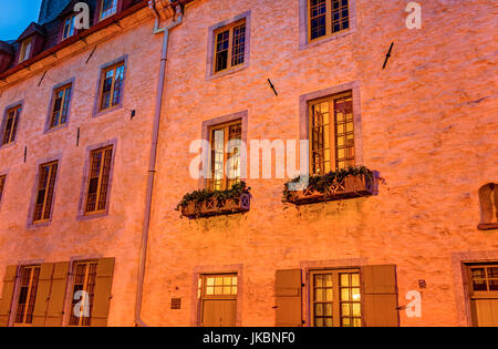 Quebec Stadt, Kanada - 31. Mai 2017: Bunte orange Steingebäude Closeup auf Straße während der Dämmerung in der unteren Altstadt Stockfoto