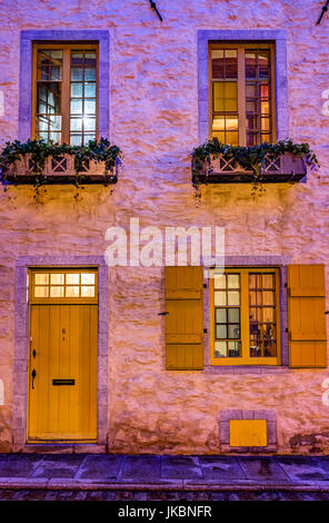 Quebec Stadt, Kanada - 31. Mai 2017: Bunte lila Gebäude aus Stein Closeup auf Straße während der Dämmerung in der unteren Altstadt Stockfoto