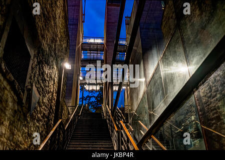 Quebec Stadt, Kanada - 31. Mai 2017: Untere alte Stadt Straße mit Treppen Stufen hinauf in la Place Royale auf rue Notre-Dame Stockfoto