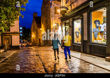 Quebec Stadt, Kanada - 31. Mai 2017: Paar Hand in Hand und zu Fuß auf die untere Altstadt Straße Rue Notre-Dame von Store genannt Stockfoto