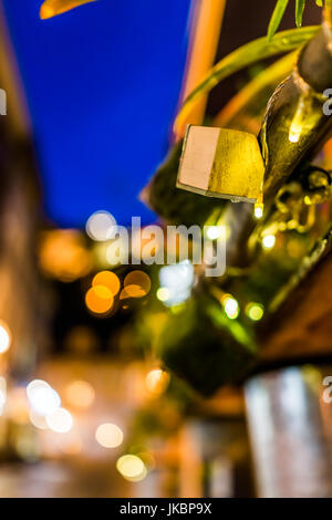 Makro Nahaufnahme von Papier-Dekoration in der Nacht mit Bokeh Hintergrund beleuchtete europäischen Straße Stockfoto