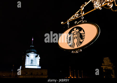 Quebec Stadt, Kanada - 31. Mai 2017: Nahaufnahme von Starbucks Café Restaurant Schild auf Chateau Frontenac in der Nacht Stockfoto