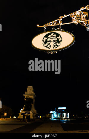 Quebec Stadt, Kanada - 31. Mai 2017: Nahaufnahme von Starbucks Café Restaurant Schild auf Chateau Frontenac in der Nacht mit Champlain-Denkmal Stockfoto