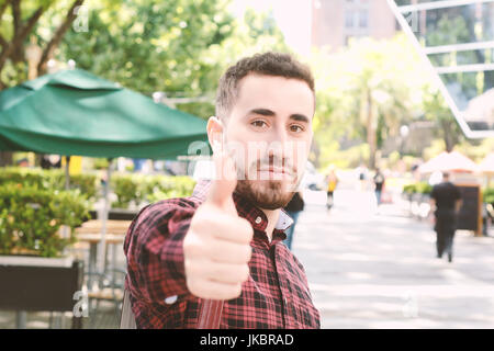 Porträt des Jünglings Latein Ordnung Geste zu tun. Im Freien. Stockfoto