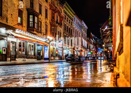 Quebec Stadt, Kanada - 31. Mai 2017: Alte Stadt gepflasterte Straße mit Läden und Geschäfte in der Nacht bei Regen Stockfoto