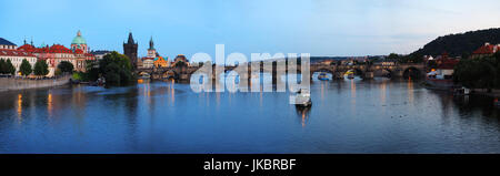 Panoramablick auf der Karlsbrücke in Prag in der Dämmerung Stockfoto