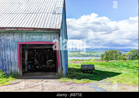 Blau bemalten alten Vintage Schuppen mit Blick auf Fluss im Sommer Landschaft Feld in Landschaft Stockfoto