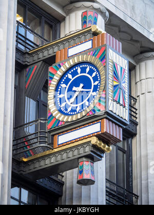 Kunstvolle Art déco-Uhr im ehemaligen Daily Telegraph Building in der Fleet Street, London. Das Gebäude (heute Peterborough Court) beherbergt Goldman Sachs Stockfoto