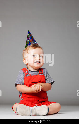 Baby Boy mit Geburtstag Hut in insgesamt rote shorts Stockfoto