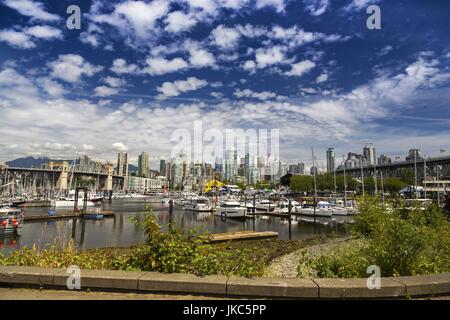 Kitsilano False Creek Seawall Marina, Granville und Burrard Bridge, North Shore Mountains. City of Vancouver Skyline, BC Kanada Stockfoto