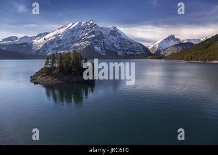 Panoramaaussicht Auf Die Upper Kananaskis Lakes Wanderung. Blue Water Peter Lougheed Provincial Park Snowy Rocky Mountain Peaks Skyline Alberta Kanada Stockfoto