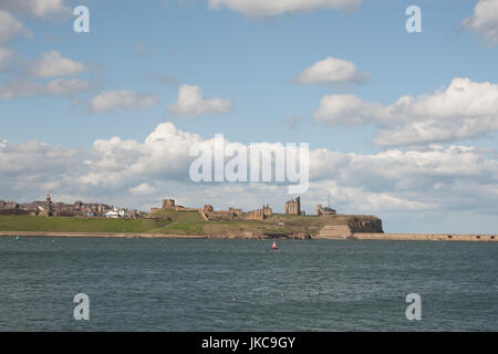 Tynemouth Schloß und Priorat von South Shielda über den Fluss Tyne betrachtet Stockfoto