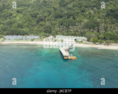 Flying Fish Cove ist die Hauptstadt und wichtigste Siedlung in Australien Christmas Island. Die Bilder, die von einer Drohne getroffen. Stockfoto