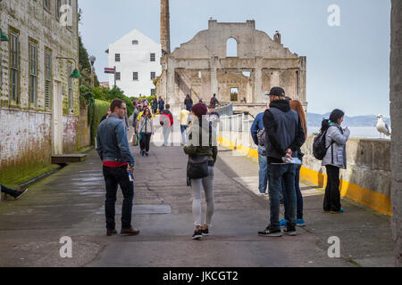 Touristen, die zu Fuß in Richtung des Offiziers Club im Gefängnis Alcatraz, San Francisco, Kalifornien, USA Stockfoto