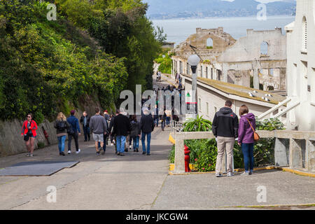 Touristen besuchen Gefängnis Alcatraz, San Francisco, Kalifornien, USA Stockfoto