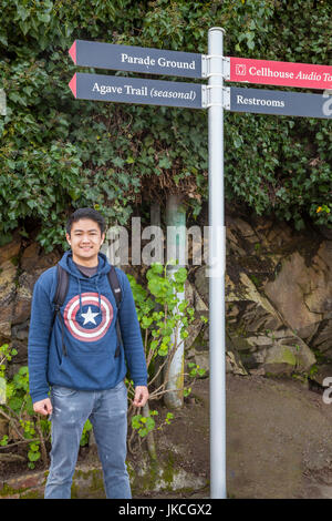 Junge asiatische Mann posiert für ein Foto, Gefängnis Alcatraz, San Francisco, Kalifornien, USA Stockfoto