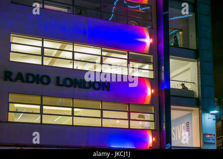 England, London, Soho, Leicester Square, Radio London Gebäude am Abend Stockfoto